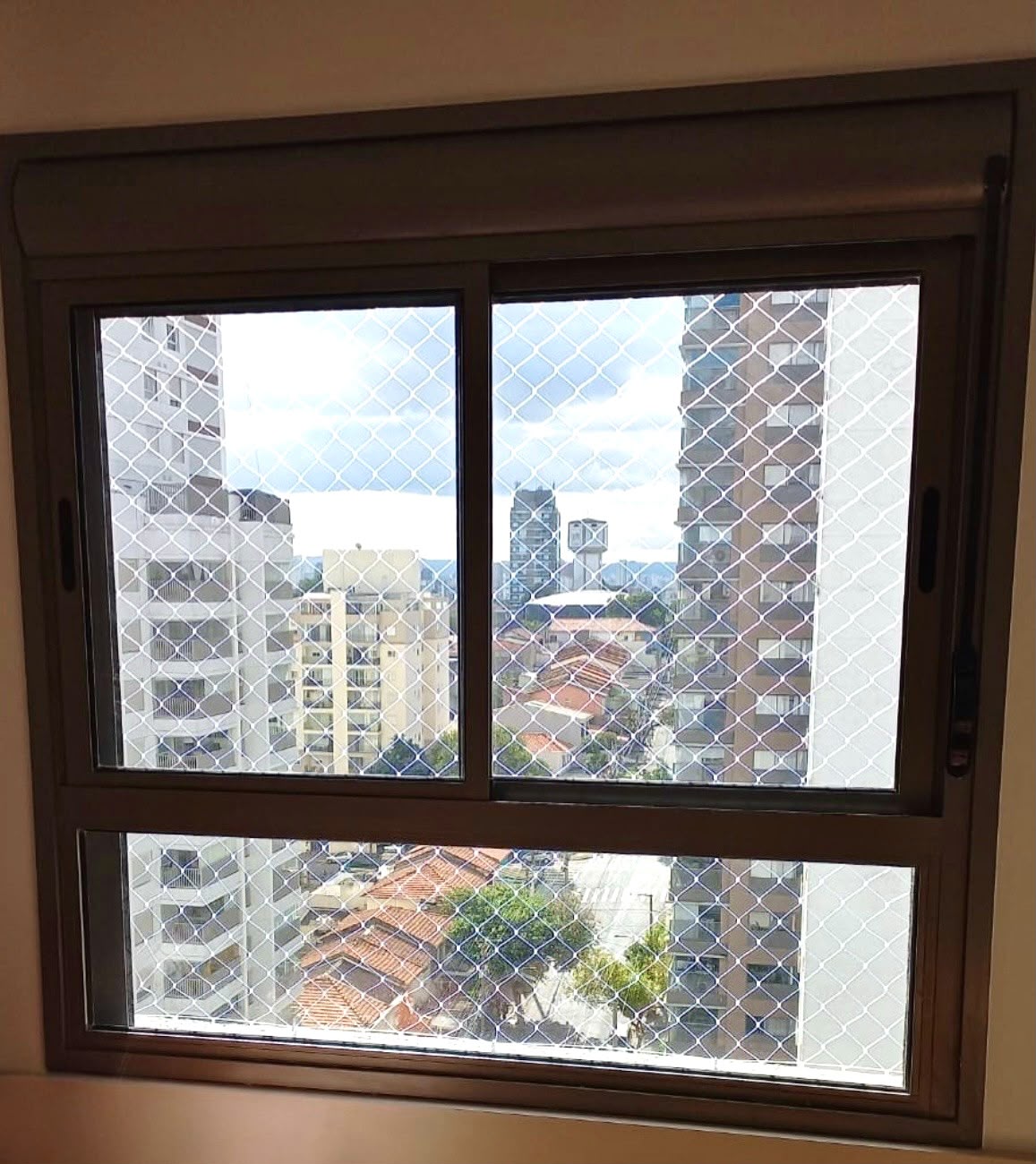 Rede de proteção instalada em janela